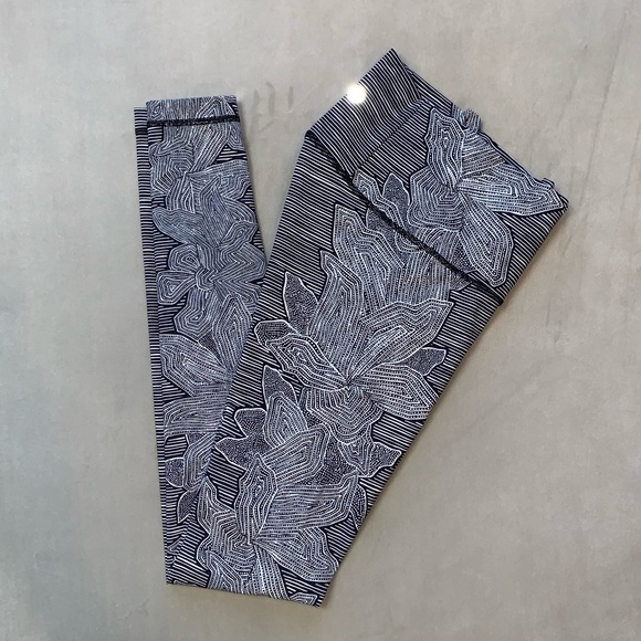 Lululemon Luxtreme Printed High Rise Leggings - Picture 3 of 6